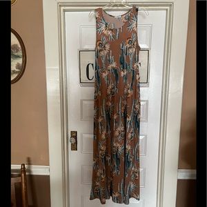 Boutique Maxi Dress. BEAUTIFUL! Size large! Cactus print. Has pockets too!